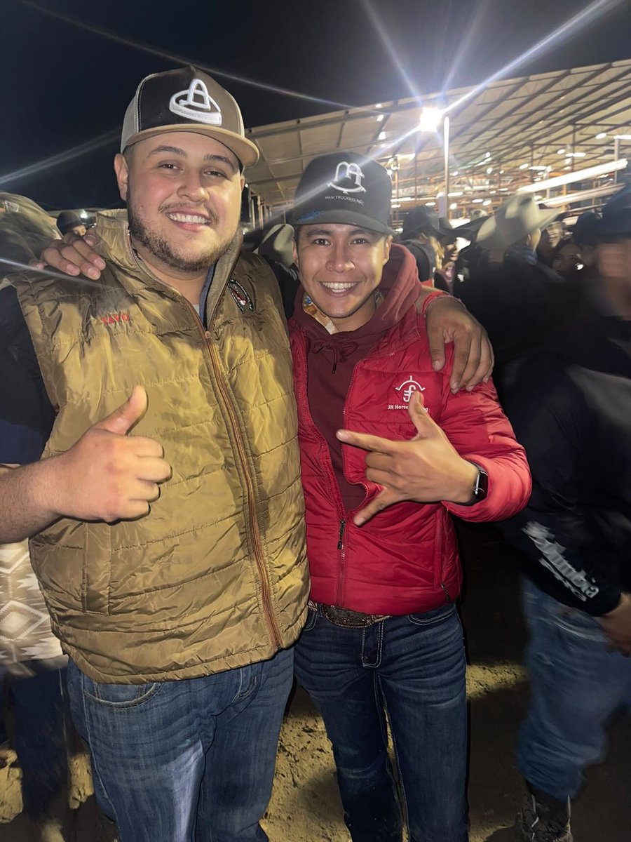 elmentadotavo's tweet photo. Y por si acaso no te caíamos bien antes 😅🫠 #amigazo #calixtexas #enlospinosuncochinero #CDC #tuvieja #sellamaba #dequemurieronlosquemadosssss #el🐓🐓ito https://t.co/h7qUxzVaGF