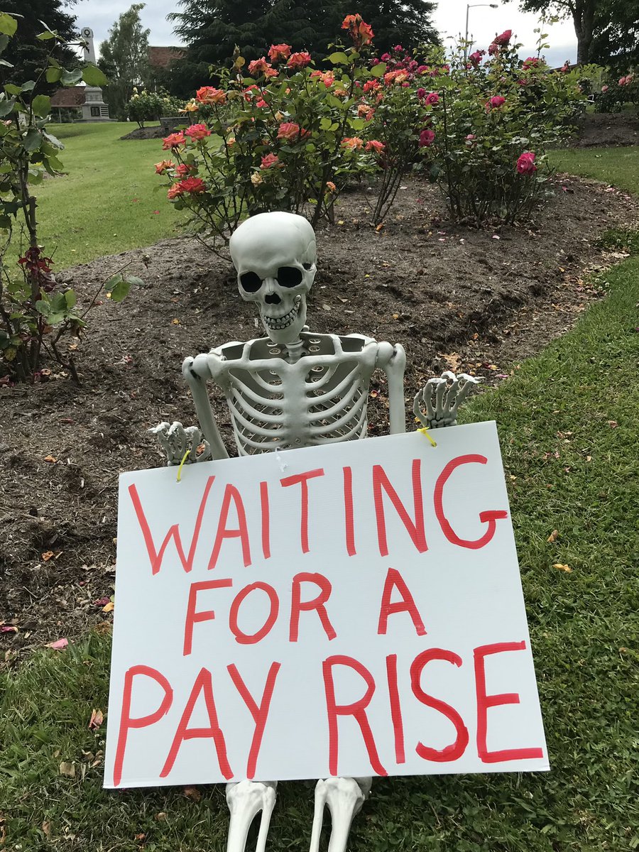 yinyangman69's tweet photo. I might be in Adelaide at the moment but my Tasmanian friends keep me in the loop…
Recently spotted in Launnie, one very determined Tassie worker reaching out to our senators to consider the bread, not only the roses.
Undervalued sectors deserve both.
#IRbill #auspol #politas https://t.co/ftOch8Wspu
