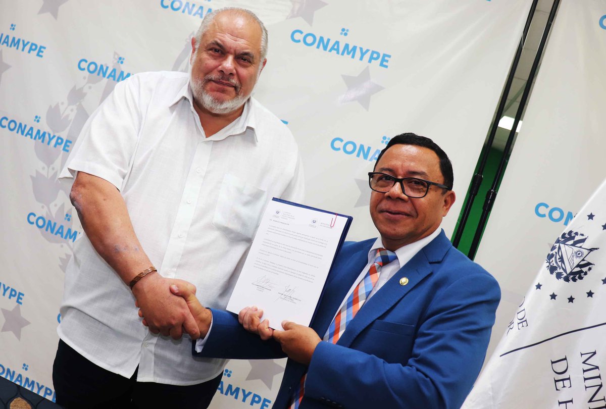 CONAMYPESV's tweet image. Hoy junto a la #UNAC de @HaciendaSV, realizamos la firma de una carta de entendimiento para brindar la opción de liquidez y capital de trabajo a las MYPE proveedoras del Estado, a través de @fecamype y #PROGAMYPE, incrementando así la participación en las compras públicas.