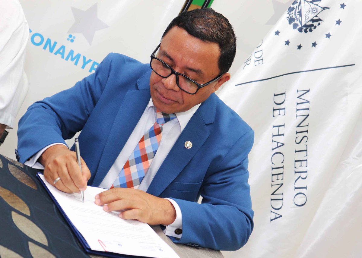 CONAMYPESV's tweet image. Hoy junto a la #UNAC de @HaciendaSV, realizamos la firma de una carta de entendimiento para brindar la opción de liquidez y capital de trabajo a las MYPE proveedoras del Estado, a través de @fecamype y #PROGAMYPE, incrementando así la participación en las compras públicas.