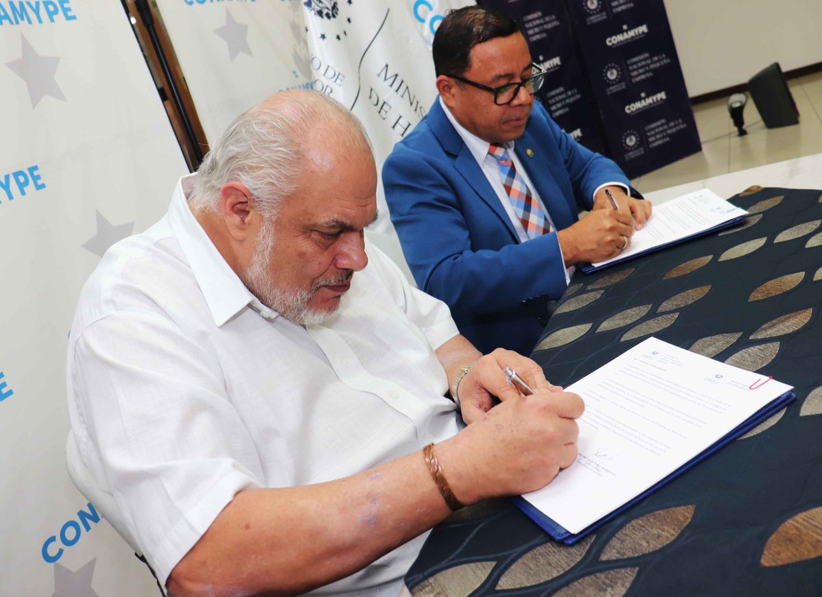 CONAMYPESV's tweet image. Hoy junto a la #UNAC de @HaciendaSV, realizamos la firma de una carta de entendimiento para brindar la opción de liquidez y capital de trabajo a las MYPE proveedoras del Estado, a través de @fecamype y #PROGAMYPE, incrementando así la participación en las compras públicas.