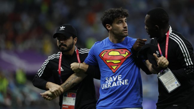 Cooperativa's tweet image. ¡También lo hizo en Brasil 2014! El italiano que invadió la cancha en #Qatar2022 #CooperativaEsMundial bit.ly/3VhgrIC