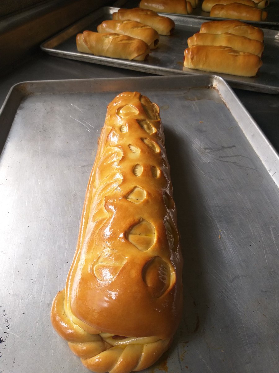 angiearcay's tweet photo. Vengo a presumir mi hermoso Pan de Jamón lo elaboramos bajo pedido IG: @arcayfood Pampatar Isla de Margarita https://t.co/ZTDs9tObCY