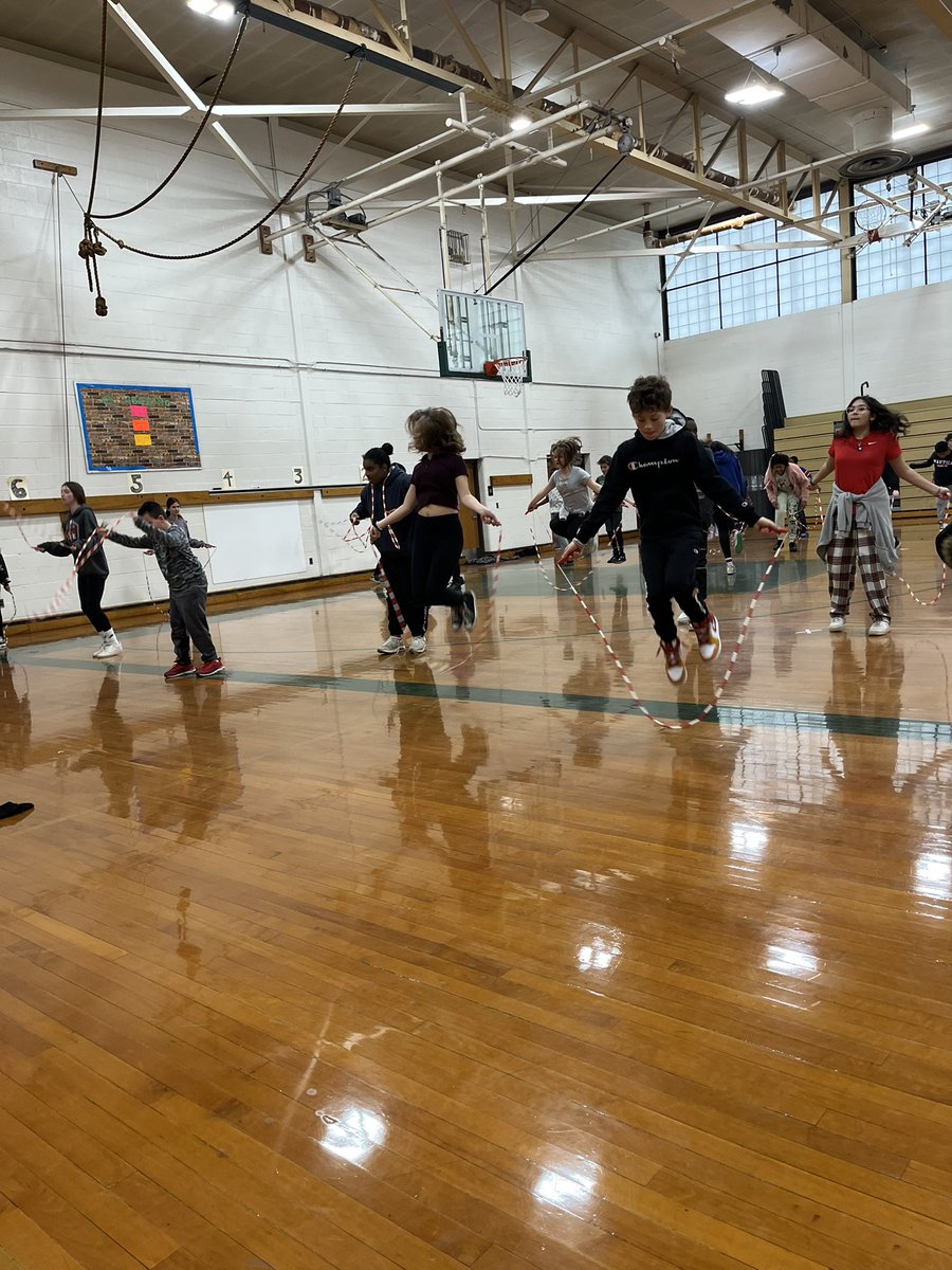 Jump rope in PE today! Spotted: Mr. Sbarro showing off his skills🤩 <a href="/HTSDSuperBatlle/">Alejandro Batlle</a> <a href="/HTSD_Reynolds/">Reynolds Middle School</a>