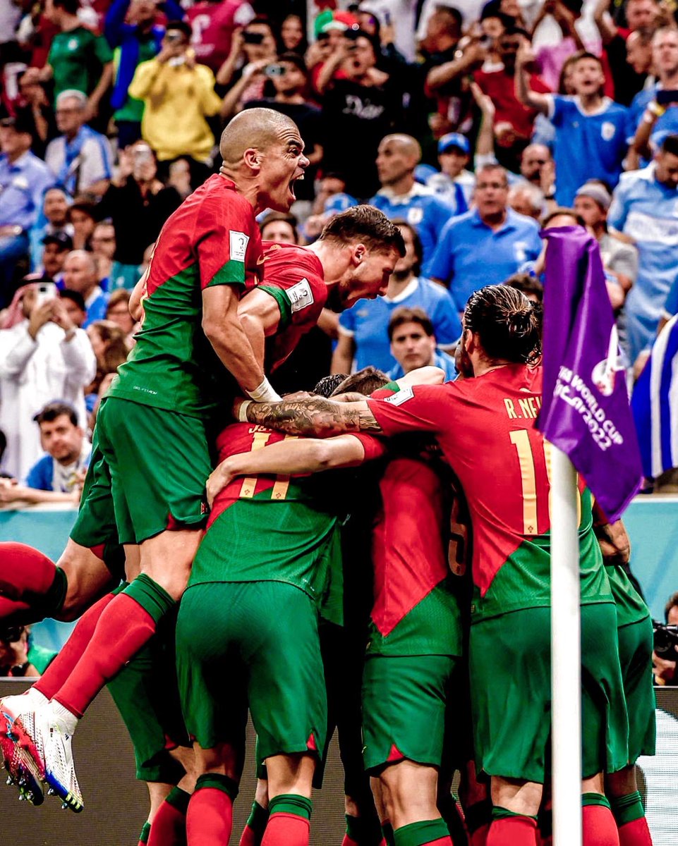 Nos oitavos!!! Este espírito de equipa! Estamos todos de parabéns. Obrigado aos que nos apoiaram no estádio, assim sentimo-nos em casa. Vamos 🇵🇹💪🏻

Last 16 ✅ Tough game, but a very good win. Great work by all 😀🙌🏻
#Portugal #FIFAWorldCup #VesteABandeira