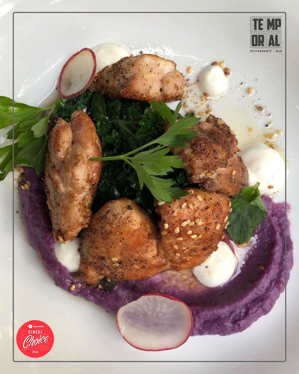 Para la hora de la comida tenemos🍽 

Pollo orgánico marinado y rostizado con semilla de cilantro, puré de camote y jengibre con kale, jocoque y aceite de comino y ajonjolí. ¡Una fiesta de sabores para tu paladar!