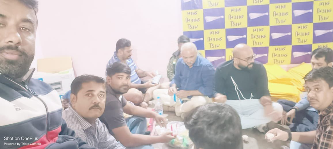 aapyograjsinh's tweet photo. રાત્રે લગભગ ૩ વાગે મુખ્યમંત્રી ના ચેહરા શ્રી ઇસુદાનભાઈ ની વિધાનસભા ના ૩૩૫ બુથ નું મેનેજમેન્ટ @Ajit_Lokhil @isudan_gadhvi @ArvindKejriwal @PravinRam_ @NikhilSavani_ @Vrajsinh_Rajput @Vijay_Eagleeye @preetiagr123 @AYWGujarat_ @DhokiyaKaushik1 @HasanSafin @Gopal_Italia https://t.co/GdFvDDolcR