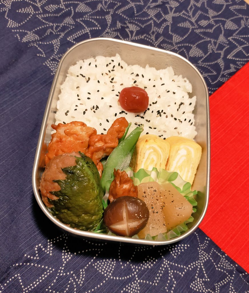 saboko_sbk's tweet photo. 夫のお弁当(左)と私のお弁当(右)。
私のはごはんを入れて保存していたタッパーをそのまま利用😁
#お弁当 https://t.co/6wDtyMhpLN