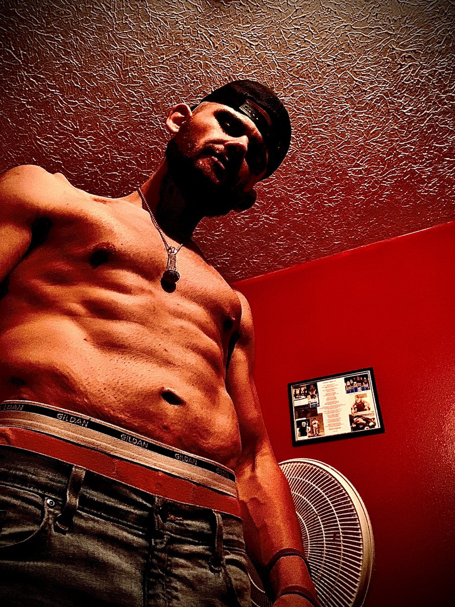 SeansandersOFC's tweet photo. Howdy 🤠 this is real country right here. Where my modeling offers at cmon now lol. #CyberMonday #RedVelvet #SpotifyWrapped #model #ViralVideos #MustRead #sexy #abs #models https://t.co/bbuDyJ1W81