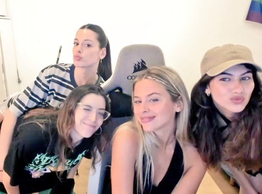 proudoflena__'s tweet photo. las amooo ❤ https://t.co/Ya7bDr7HfA