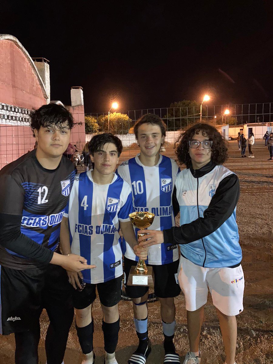 Una  felicidad inmensa me da ver esta foto, ustedes 4 se lo merecen más que nadie. Son cracks amigos, los amo🤍💙