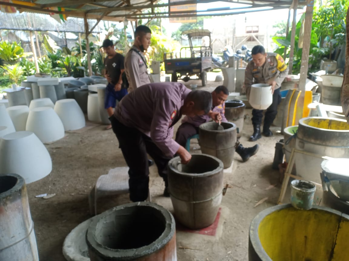 MartoniPande's tweet photo. Menindaklanjuti arahan Kapolres Gorontalo Kota bhabinkamtibmas membantu UMKM jenis pengrajin pot bunga  di wilayah hukum polsek dungingi Polres Gorontalo Kota.

#PolresGorontaloKota
#KapolresGorontaloKota
#HumasPolresGorontaloKoTa
#PolsekDungingi https://t.co/vEgt5hQSv2