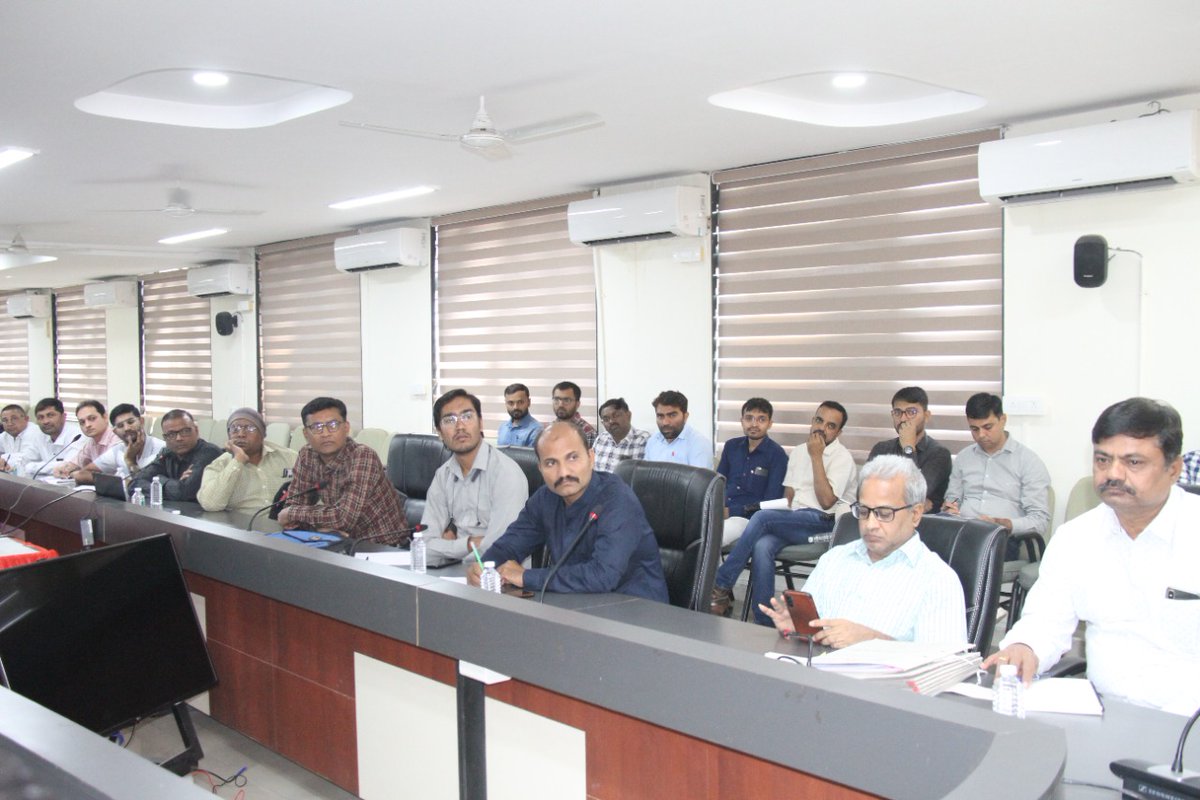 CollectorRjt's tweet image. રાજકોટ જિલ્લામાં મતદાન બૂથના લાઈવ વેબકાસ્ટ માટે કંટ્રોલ રૂમમાં નિયુક્ત સ્ટાફની તાલીમ યોજાઈ.મતદાન મથક પર કેમેરાથી રખાશે વોચ અસામાન્ય હિલચાલને તત્કાળ ધ્યાને લઈ કાર્યવાહી કરાશે @CEOGujarat @ECISVEEP @DDNewsGujarati @PIBAhmedabad @AIRRajkot