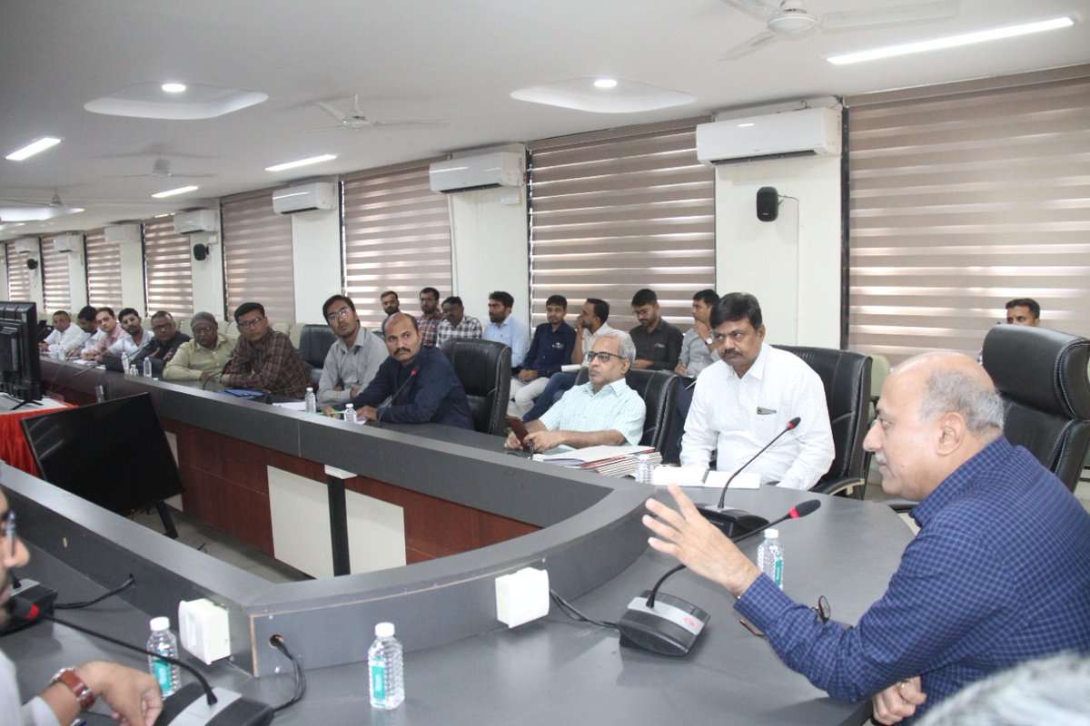 CollectorRjt's tweet image. રાજકોટ જિલ્લામાં મતદાન બૂથના લાઈવ વેબકાસ્ટ માટે કંટ્રોલ રૂમમાં નિયુક્ત સ્ટાફની તાલીમ યોજાઈ.મતદાન મથક પર કેમેરાથી રખાશે વોચ અસામાન્ય હિલચાલને તત્કાળ ધ્યાને લઈ કાર્યવાહી કરાશે @CEOGujarat @ECISVEEP @DDNewsGujarati @PIBAhmedabad @AIRRajkot