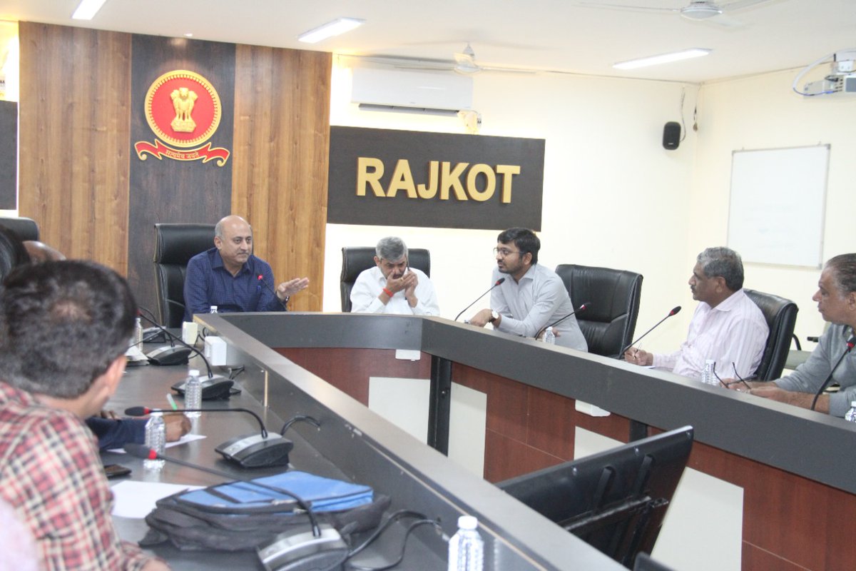 CollectorRjt's tweet image. રાજકોટ જિલ્લામાં મતદાન બૂથના લાઈવ વેબકાસ્ટ માટે કંટ્રોલ રૂમમાં નિયુક્ત સ્ટાફની તાલીમ યોજાઈ.મતદાન મથક પર કેમેરાથી રખાશે વોચ અસામાન્ય હિલચાલને તત્કાળ ધ્યાને લઈ કાર્યવાહી કરાશે @CEOGujarat @ECISVEEP @DDNewsGujarati @PIBAhmedabad @AIRRajkot