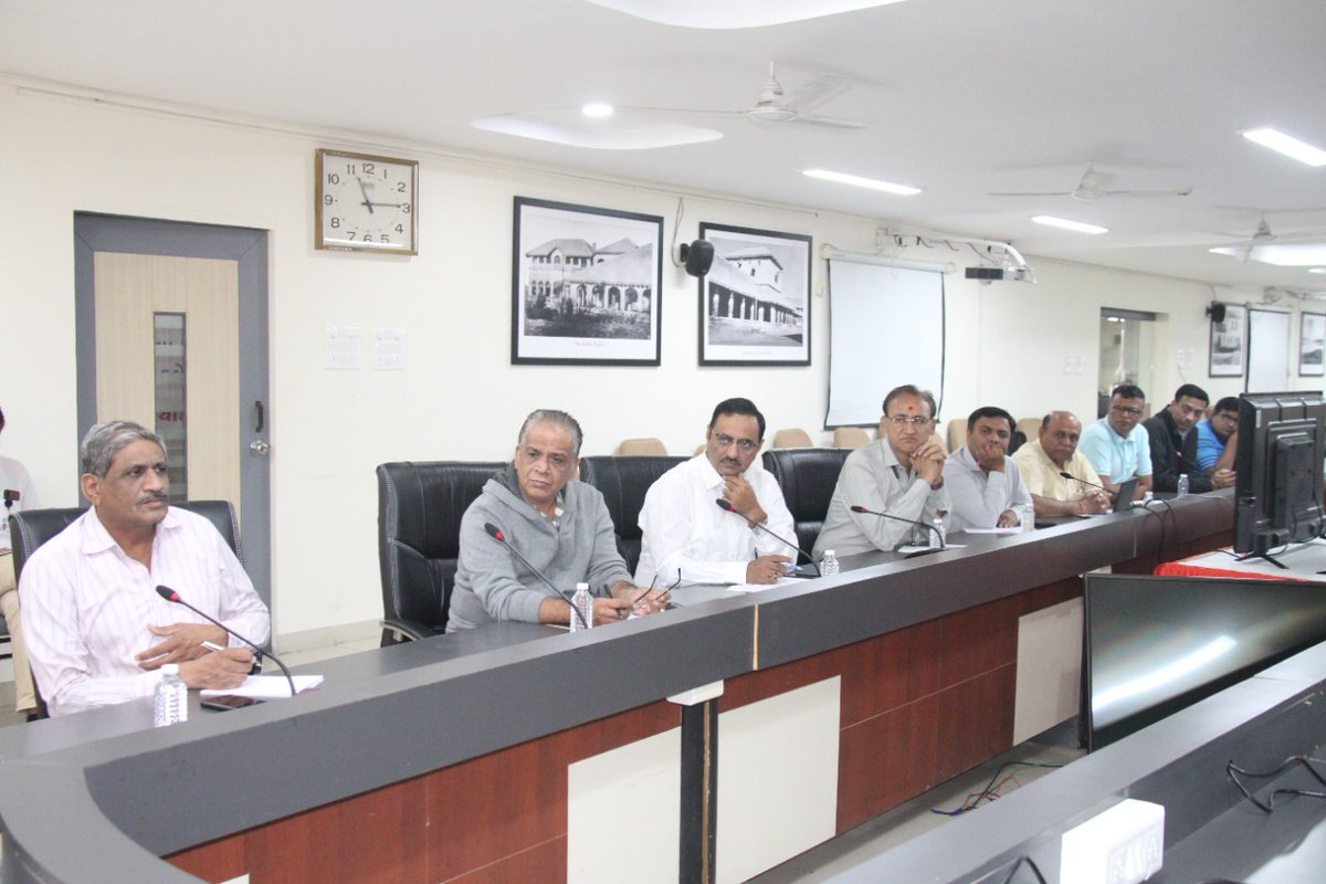 CollectorRjt's tweet image. રાજકોટ જિલ્લામાં મતદાન બૂથના લાઈવ વેબકાસ્ટ માટે કંટ્રોલ રૂમમાં નિયુક્ત સ્ટાફની તાલીમ યોજાઈ.મતદાન મથક પર કેમેરાથી રખાશે વોચ અસામાન્ય હિલચાલને તત્કાળ ધ્યાને લઈ કાર્યવાહી કરાશે @CEOGujarat @ECISVEEP @DDNewsGujarati @PIBAhmedabad @AIRRajkot
