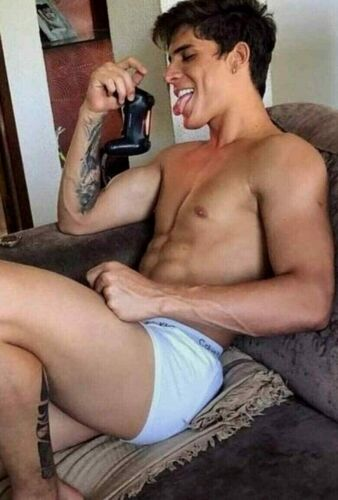 "Fuuuuuuk, bro, dat gaem was fukin awsum!"

"Lewkd it brah~ Wut waz it clld agen?"

"Duhhhhh... I dunno, bro~ Dusn fukin mater tho. Lewk how hot I m~"

Poor nerd, didn't even think anything of his dumass jock of a roommate offering him a new video game. Now he won't think at all~