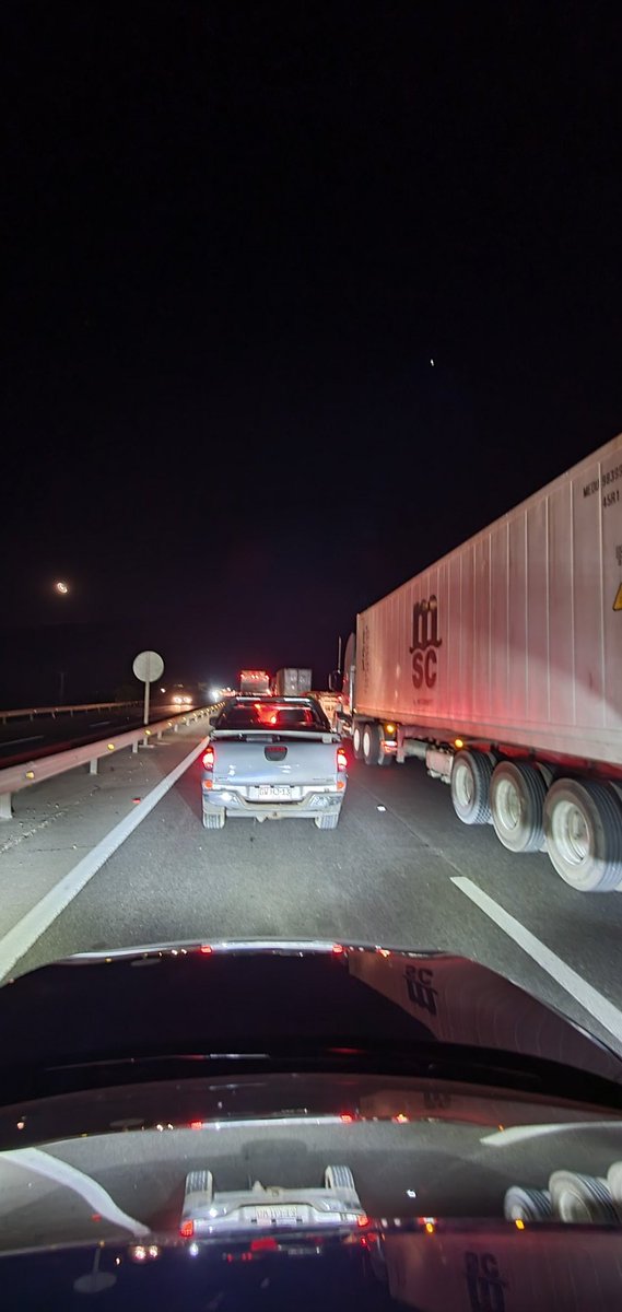 mpaber's tweet image. Qué onda que nos tienen a todos detenidos antes del túnel Lo Prado en dirección a Valpo?? @autopista68 #Ruta68