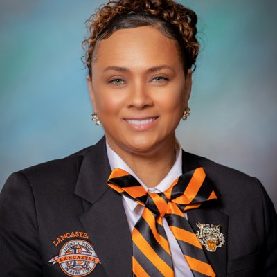 akperera's tweet photo. #NewProfilePic 📸 It’s the #TigerUp bow tie for me 🙌🏽🐅🖤🧡 https://t.co/68Nw6BQn5R