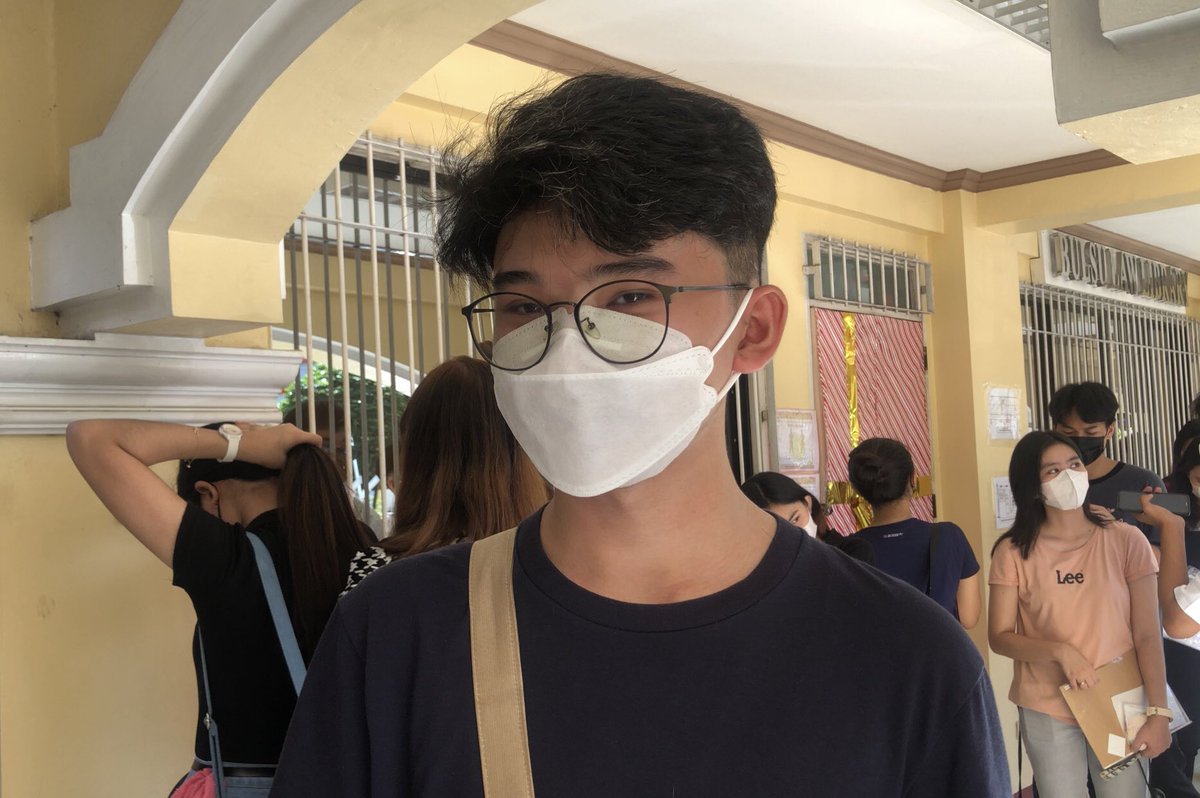 TalariaLink's tweet photo. When asked if he had eaten before queueing up, the 17-year-old Matthew answered: "Actually, hindi pa." Highlighting the struggles of applicants like him. | via @danica_TRL https://t.co/GyhDNySwDG