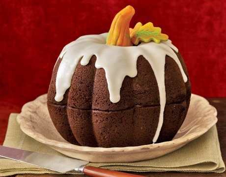 KikiBoheme's tweet photo. So easy! Make 2 Bundt Pan Cakes - These are made from boxed spice cake mix - Stack them on top of each other and drizzle some frosting. Pumpkin Cake! Stem and Leaves are Marzipan. #quickcakes #baking #holidaybaking #cakes https://t.co/91XZPLJdvt