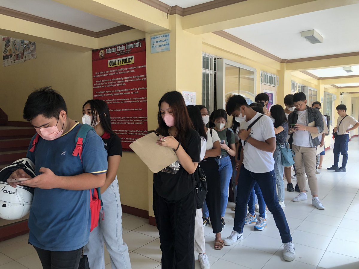 TalariaLink's tweet photo. UPDATE: As of 11:35am, BulSU aspirants still continue lining up to the long queue to submit their application requirements. | via @danica_TRL https://t.co/nuKocHDtNr