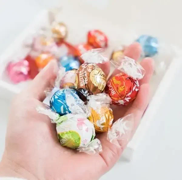 【リンツが90円】ブラックフライデーお得すぎない?  超人気チョコレートブランド「リンツ」が #Amazonブラックフライデーでお買い得になってます。リンツがセールするって、めずらしくないですか? 