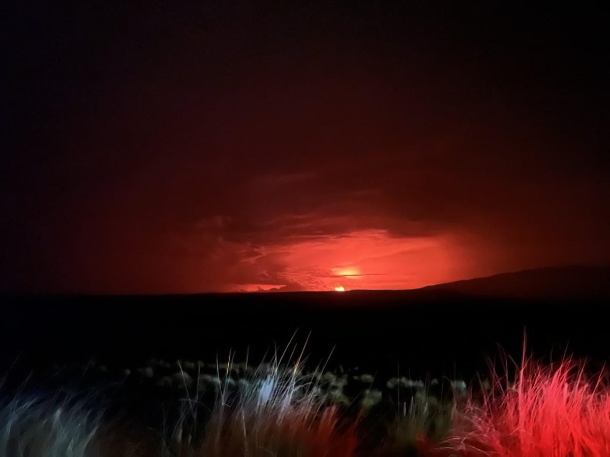 manilabulletin's tweet photo. WORLD’S LARGEST ACTIVE VOLCANO ERUPTS

LOOK: Hawaii's Mauna Loa, the largest active volcano in the world, has erupted for the first time in nearly 40 years, US authorities said, as emergency crews went on alert early Monday.

📷Handout / US Geological Survey / AFP https://t.co/4dQ3uFqHND