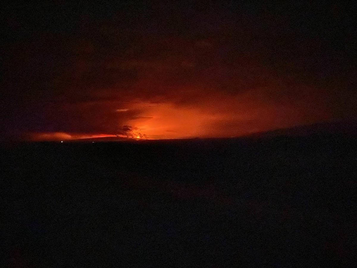 manilabulletin's tweet photo. WORLD’S LARGEST ACTIVE VOLCANO ERUPTS

LOOK: Hawaii's Mauna Loa, the largest active volcano in the world, has erupted for the first time in nearly 40 years, US authorities said, as emergency crews went on alert early Monday.

📷Handout / US Geological Survey / AFP https://t.co/4dQ3uFqHND