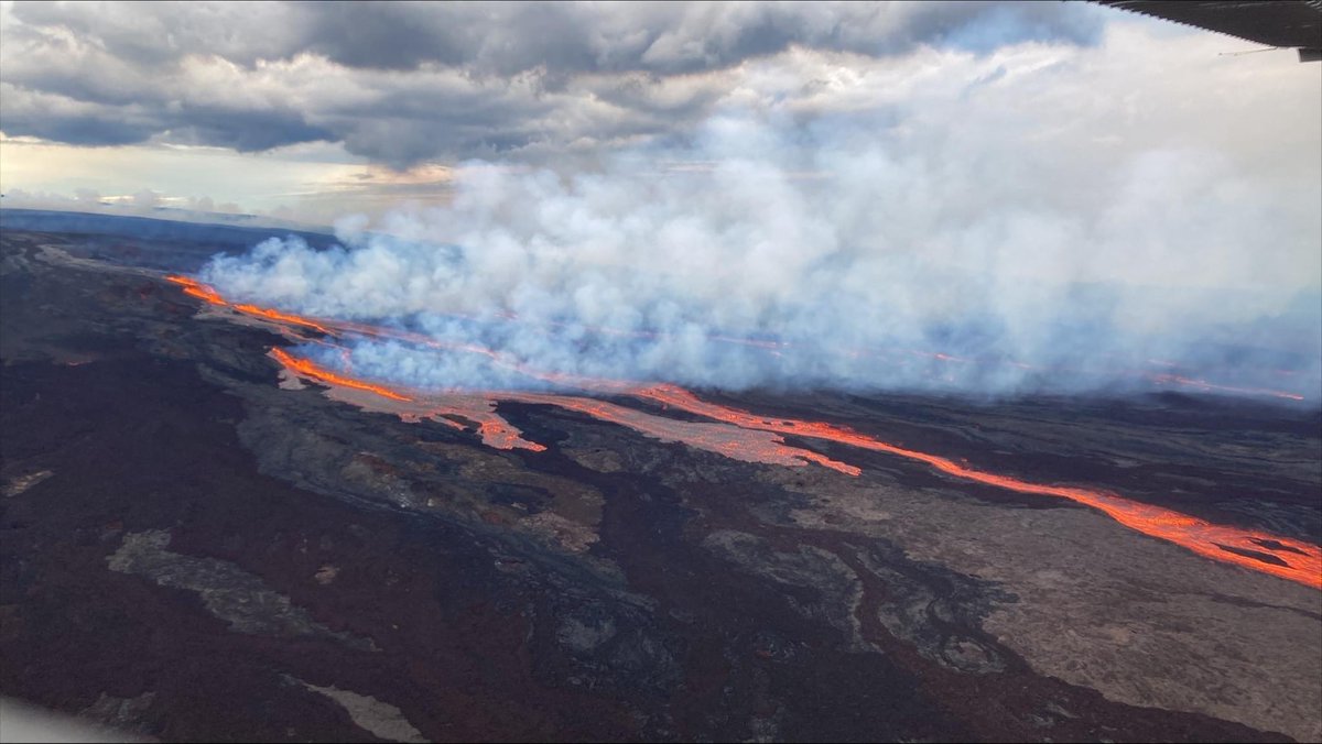 manilabulletin's tweet photo. WORLD’S LARGEST ACTIVE VOLCANO ERUPTS

LOOK: Hawaii's Mauna Loa, the largest active volcano in the world, has erupted for the first time in nearly 40 years, US authorities said, as emergency crews went on alert early Monday.

📷Handout / US Geological Survey / AFP https://t.co/4dQ3uFqHND