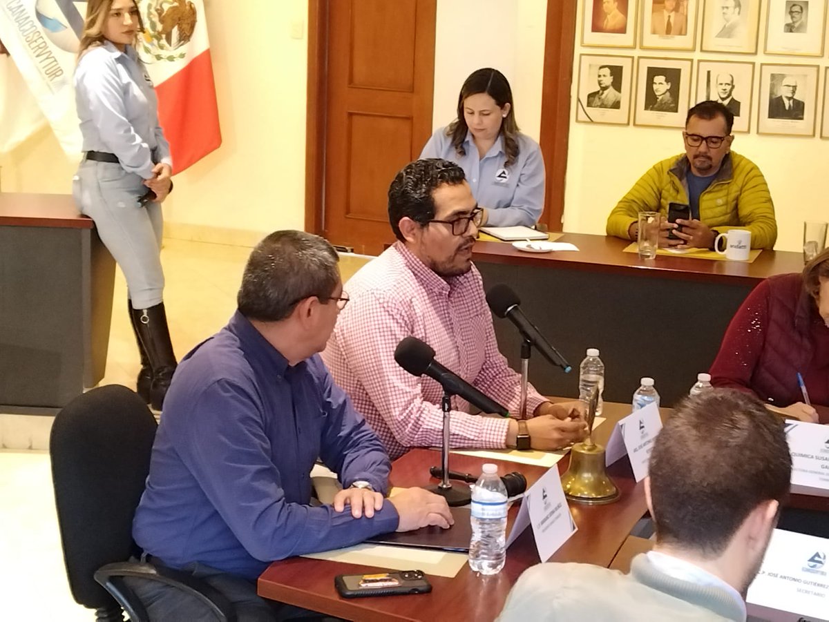 trcimplan's tweet photo. 📌 Presentación del Plan de Infraestructura Verde al Consejo de la @canaco_torreon por parte de José Antonio Ramírez (@trcimplan), Susana Estens (@DGMATRC) y Alberto Galván (URBAL).
.
#TorreónSiemprePuede
#IMPLANTorreón https://t.co/2w0Kwnluc2