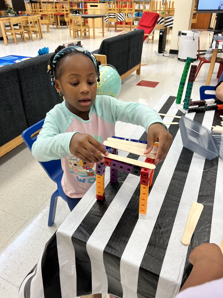 MelanieVarvi's tweet photo. Kindergarten read The Polar Express and built bridges for the train to cross. @sarahruddock4 @cabrahamjohnson @EEMillerElem https://t.co/0lxXl6FC6b