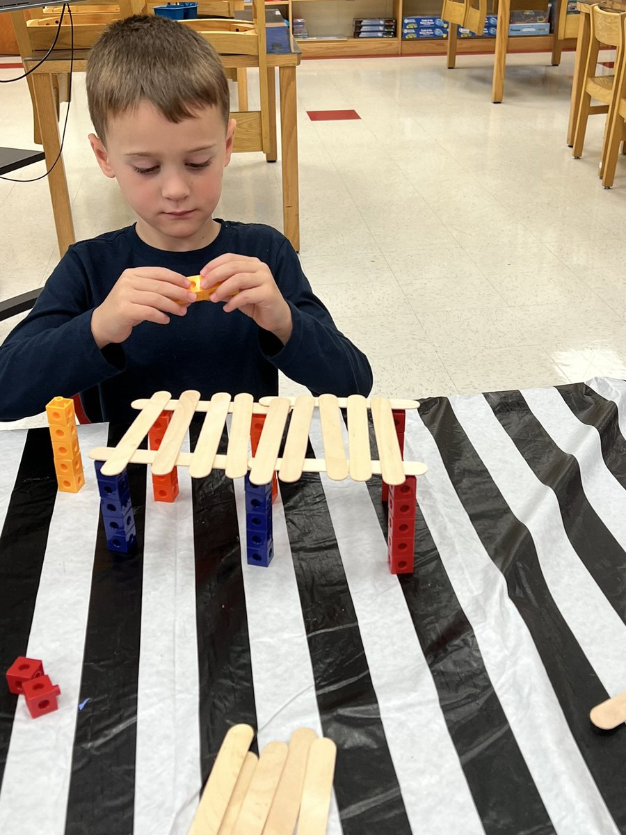 MelanieVarvi's tweet photo. Kindergarten read The Polar Express and built bridges for the train to cross. @sarahruddock4 @cabrahamjohnson @EEMillerElem https://t.co/0lxXl6FC6b
