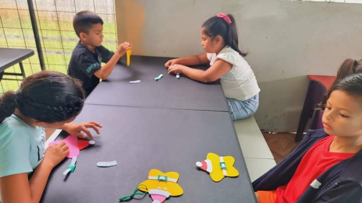 redcudicr's tweet photo. ¡Importancia de la participación en la decoración navideña!
Además de desarrollar habilidades manuales y la creatividad, las niñas y niños, cuando participan en la decoración de un lugar, pueden incentivar su sentido de pertenencia a un grupo.
#REDCUDI
@UNICEFCostaRica https://t.co/ZF2mJ4aONx