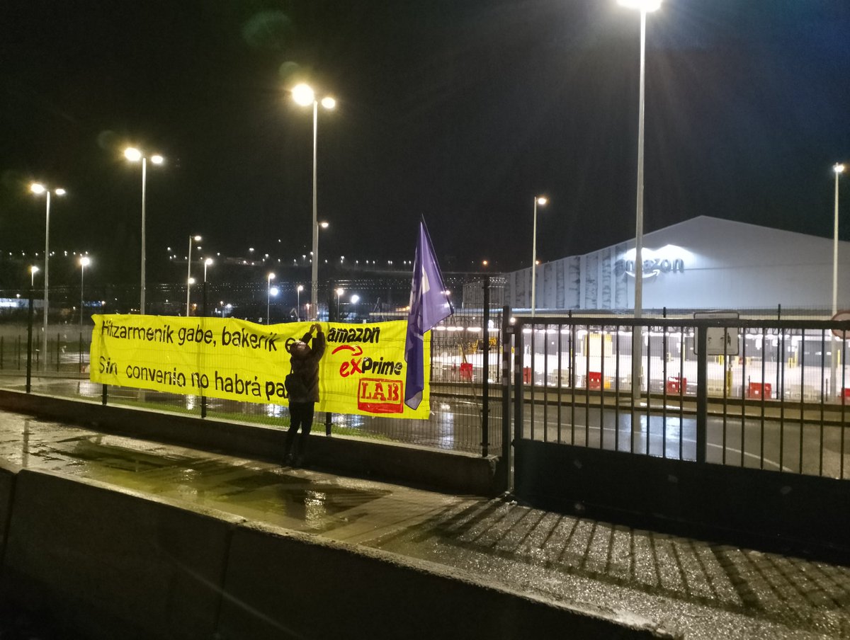 LEzkerraldea's tweet photo. La lluvia no frena el piquete de la noche. Las horas pasan y Amazon continua parada. En el turno de noche vuelve a ser un exito la huelga y la plantilla sigue parando. 

#AmazonBorrokan https://t.co/vuTcJ5kGRE