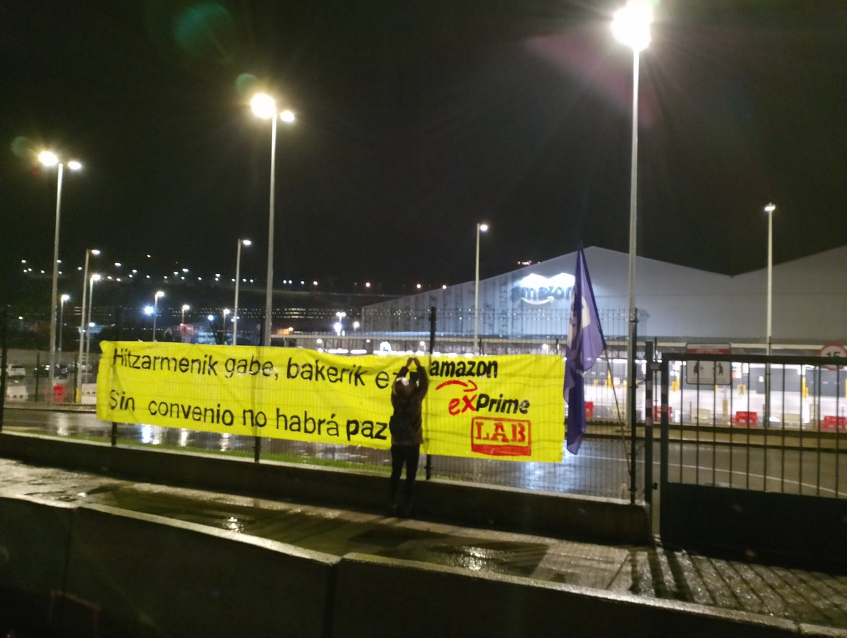 LEzkerraldea's tweet photo. La lluvia no frena el piquete de la noche. Las horas pasan y Amazon continua parada. En el turno de noche vuelve a ser un exito la huelga y la plantilla sigue parando. 

#AmazonBorrokan https://t.co/vuTcJ5kGRE