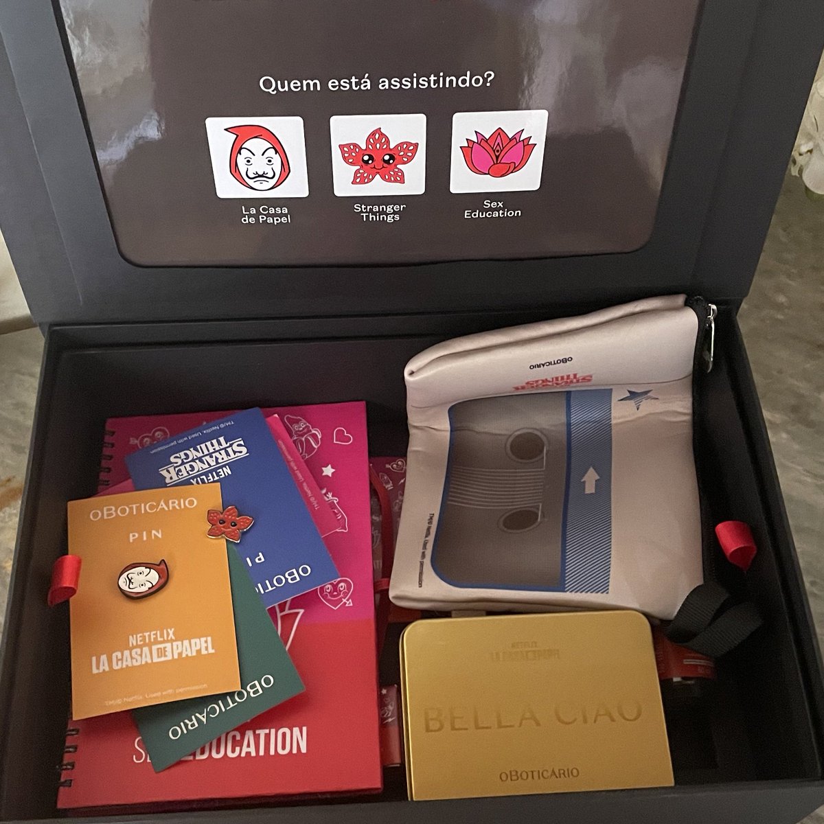 🆘🆘, amores…

A dona <a href="/oBoticario/">Boti Real Oficial</a> se juntou com a <a href="/NetflixBrasil/">Netflix Brasil</a> e lançou uma coleção exclusiva para você sentir na pele 🔥🔥 a sua série favorita. 

Recebi um kit personalizado e vou mostrar pra vocês os produtinhos que são limitados ok? vem conferir: #BotiNetflix