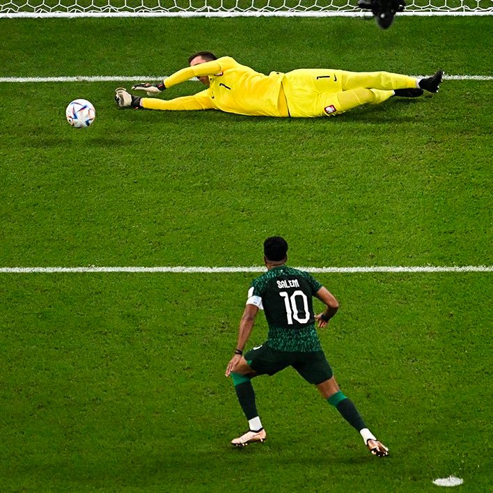 RetroShirtsFC's tweet photo. #FIFAWorldCup Team of The Matchday: MD2

[THREAD]

GK: Wojciech Szczęsny🇵🇱

Poland 2-0 Saudi Arabia 

The Juve shot stopper made 5 huge saves keeping out an xGOT of 2.69 including a penalty from Al Dawsari. His second clean sheet in a row, one of only two keepers to do so.🔒 https://t.co/cjjCGyFW28