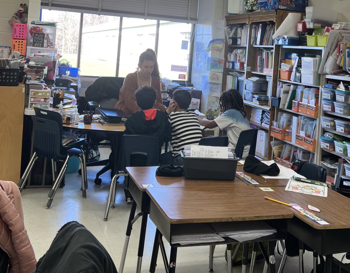 StadleyRough's tweet image. Miss D&apos;Arco working with a small group during WIN time! 🙌🏽 #STRwhatIneed #STRsecondgrade