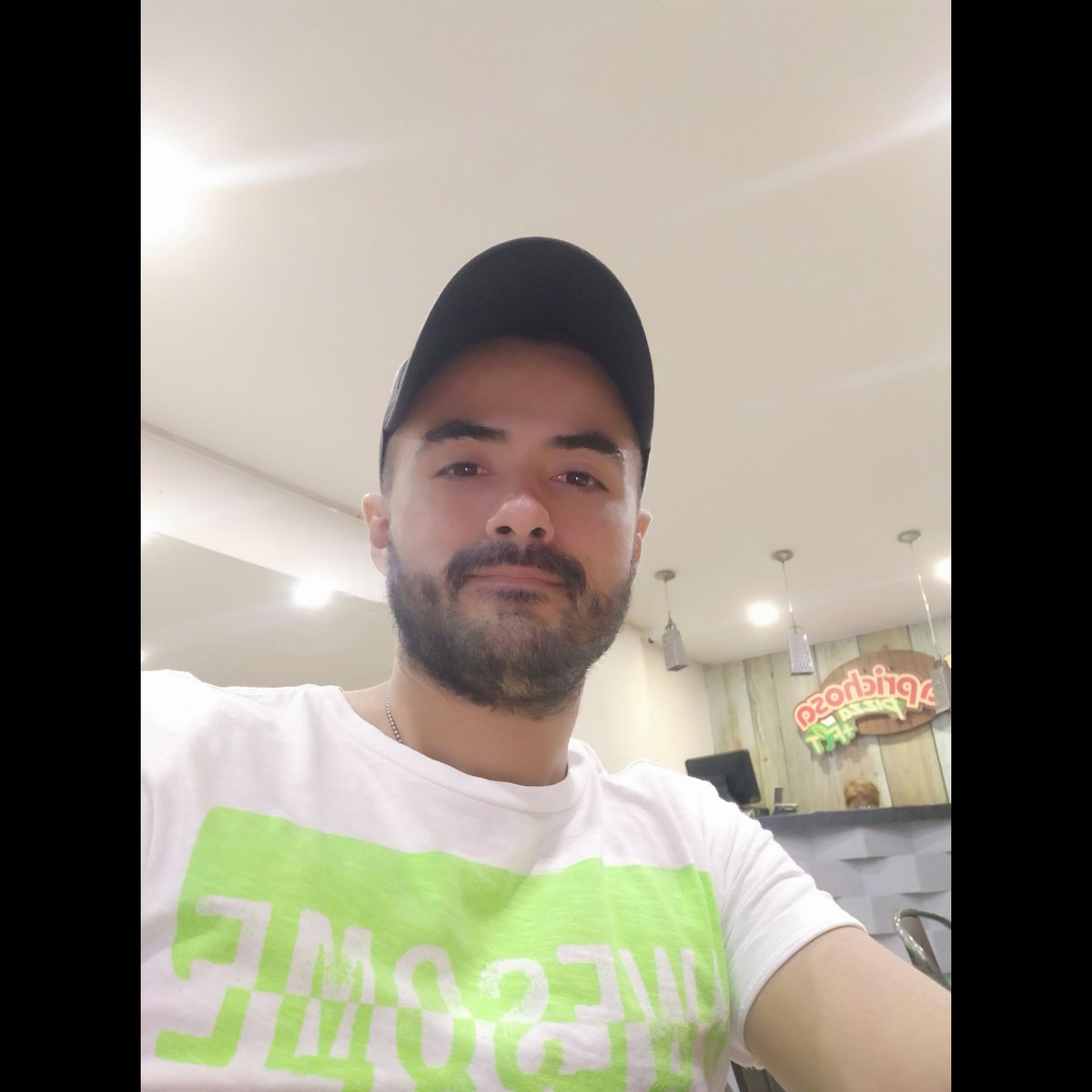 pezzotti_wilson's tweet photo. #dinnertime 🍕🥤🤤💯👌🏻 #lacaprichosapizza
#pizzafit #beard #pizza #HealthyFood https://t.co/rlkNZPobpD
