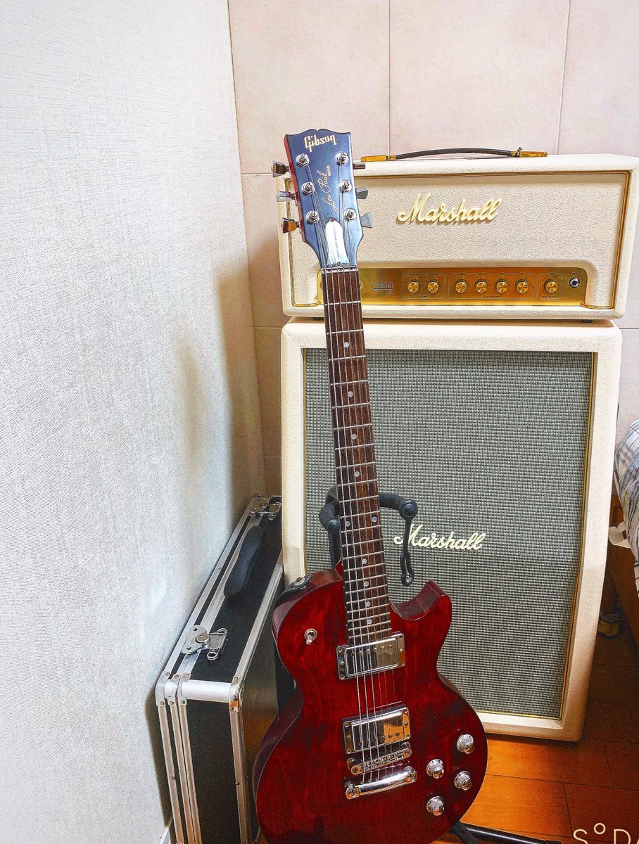 0918Endo's tweet photo. 楽器屋で何本か弾いてみて
1番鳴りが良かった!
#みんなのLPみせて
#俺のギターかっこいいだろ選手権
#gibson
#lespaul
#レスポール
#marshall
#origin20h
#origin20hcream
#origin212acream
#白いアンプ
#アンプヘッド
#キャビ https://t.co/zJHEnEhAm0