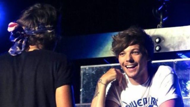 91wallsf's tweet photo. au larry; roommates
harry tenía bien en claro que es lo que quería en su vida.
louis imaginaba (o más bien, fingía) que la vida era color de rosa, hasta que algo interfirió con sus planes; un lindo chico de ojos verdes se muda a su departamento, convirtiéndolos en roommates. https://t.co/tkSmrk3eyF