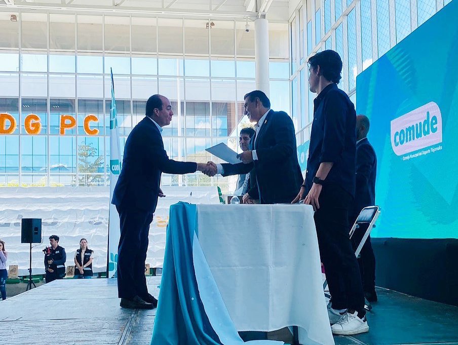 adrianamedinaMx's tweet photo. Gracias al presidente @SalvadorZamoraZ y al comité organizador del #MedioMaratónTlajomulco por la entrega de mi reconocimiento. 🙌🏻📜

Muchas felicidades a todos los que recibieron reconocimiento por colaborar para que el Medio Maratón fuera posible. ✨ https://t.co/4yibspoBWW