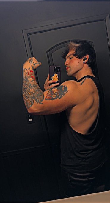 Arms arms arms https://t.co/qxvbTqk4Qf