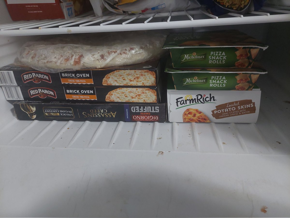 DempseyHolden's tweet photo. Here's what we got at #Foodlion/@FoodLion today. #Farmrichsnacks #Oreo #Whitefudge #Pizza #Potatoskins #loadedpotatoskins #Pizzasnackrolls @DiGiorno #Digiorno #Stuffedcrust #Food #Cookies #Product #Redbaron @redbaronpizza #pepperonipizza https://t.co/eLalmUiV2W
