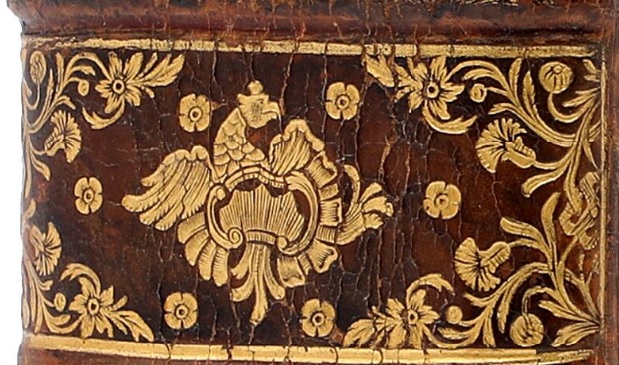 AToftgaard's tweet image. Does anybody recognize this decoration on an 18th c. Danish bookbinding? The tooling appears on several spines on books for sale from the library of the manor house Valdemars Slot - for instance on this one: bruun-rasmussen.dk/m/lots/E068168…