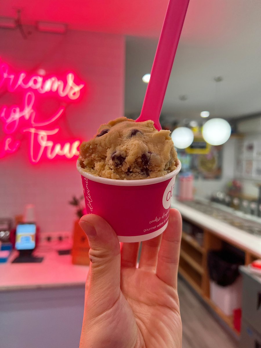 sugar_parisJPN's tweet photo. 焼く前のクッキー生地をそのまま食べるお店「DŌ」NY🍪

アメリカ人のクッキー生地好きが転じ、専門店を出すまでとは。アイスクリームのように好きなフレーバーを選びカップかコーンで。シングルサイズでもどっしり重さがありものすごーーーく甘いので食べ切るのは至難の業w 残ったら焼けばクッキーに⁉️ https://t.co/dpj82jkQ3Q