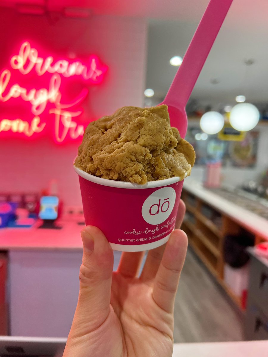 sugar_parisJPN's tweet photo. 焼く前のクッキー生地をそのまま食べるお店「DŌ」NY🍪

アメリカ人のクッキー生地好きが転じ、専門店を出すまでとは。アイスクリームのように好きなフレーバーを選びカップかコーンで。シングルサイズでもどっしり重さがありものすごーーーく甘いので食べ切るのは至難の業w 残ったら焼けばクッキーに⁉️ https://t.co/dpj82jkQ3Q
