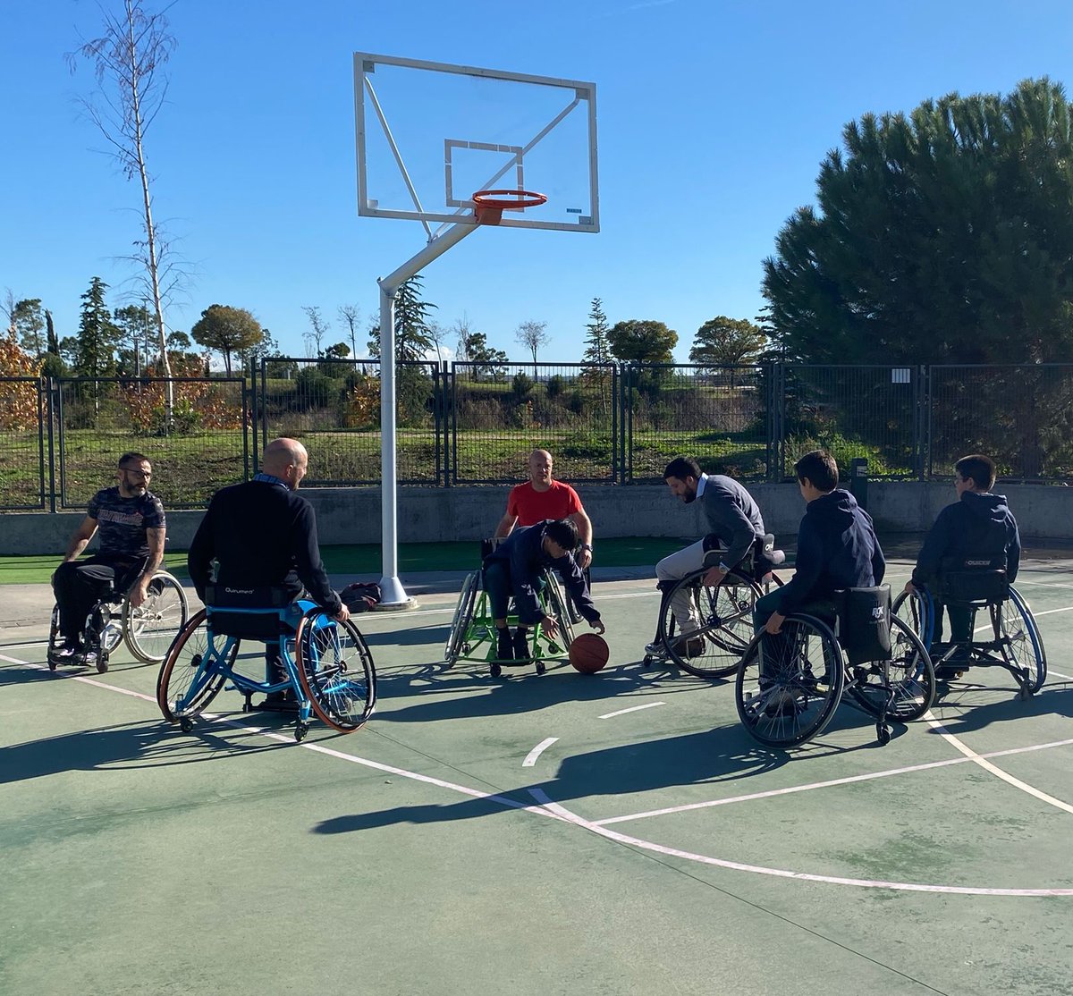 Damos comienzo a las Jornadas de Sensibilización en el Colegio con la visita de la Asociación de Usuarios y Amigos del Perro Guía de Madrid y con profesionales del baloncesto en silla de ruedas. Mil gracias!!! @AndresHerreraP1 @AUAPGM
#todolobuenoempiezasinbarreras🦋