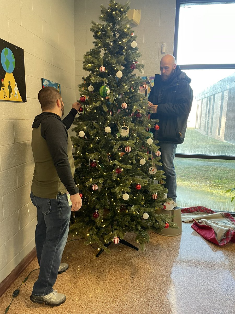 4thBes's tweet photo. Our fearless leaders were de-lighted to help!  @FCSchoolsNC @FCSBES @FCSHawthorne https://t.co/zJc1rk4nC5